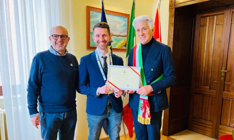 Urologo maceratese premiato a Chicago, Parcaroli consegna encomio al dottor Matteo Tallè