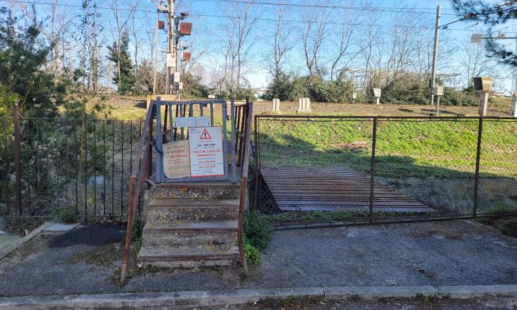 Civitanova, via Adua: "Troppo facile scavalcare e arrivare sui binari, Rfi rafforzi la sicurezza" Civitanova, via Adua: "Troppo facile scavalcare e arrivare sui binari, Rfi rafforzi la sicurezza"