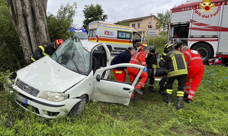 Auto finisce fuori strada e si schianta contro un albero: tre feriti. Interviene l'eliambulanza