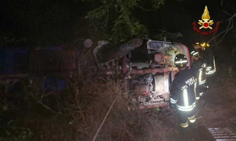 Camion precipita in una scarpata: volo di 10 metri, l'allarme dopo ore
