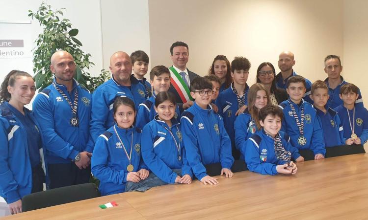 Il Dojo Kyu Shin porta Tolentino al top d'Italia nel karate: atleti ricevuti in Comune