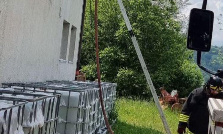 Camporotondo, in fiamme tetto con pannelli fotovoltaici: vigili del fuoco in azione Camporotondo, in fiamme tetto con pannelli fotovoltaici: vigili del fuoco in azione
