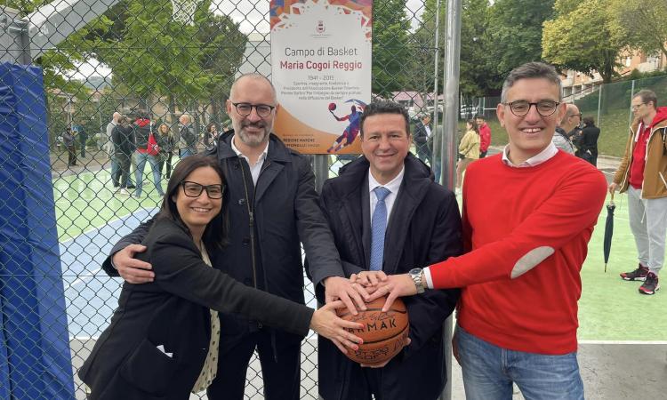 Tolentino, inaugurato il campetto da basket "Maria Cogoi Reggio": il primo canestro è del sindaco