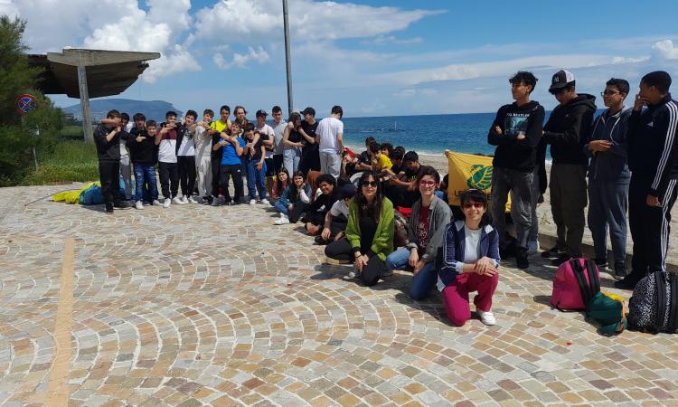 Porto Recanati, gli studenti dell'Ite 'Gentili' di Macerata impegnati nella pulizia della spiaggia