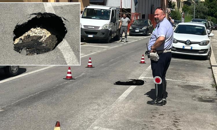 Macerata, si apre voragine al centro della strada: area transennata (FOTO)