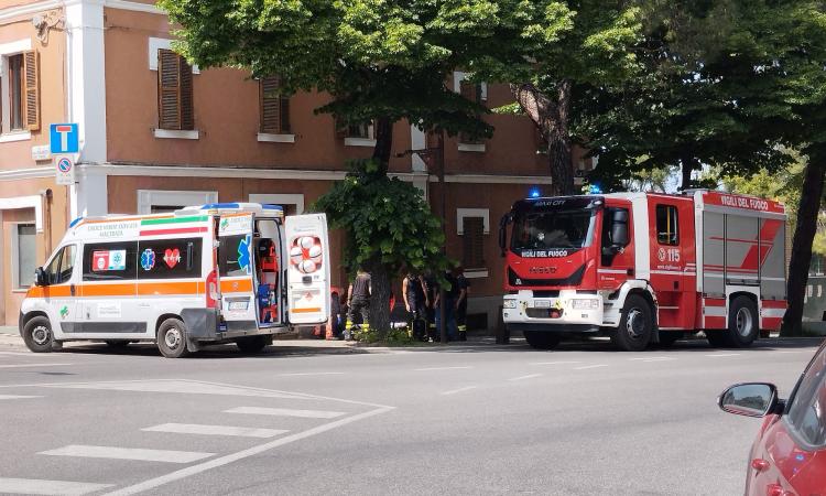 Macerata, accusa malore mentre passeggia: decisivo l'intervento dei vigili del fuoco