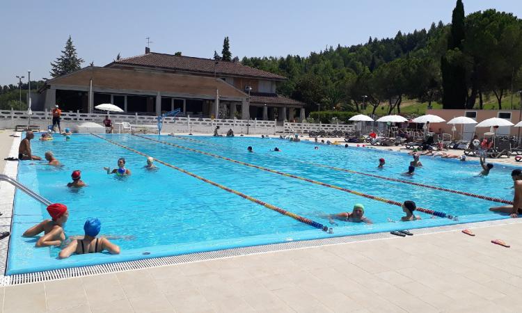 Macerata, voglia di sole: riapre il 2 giugno la piscina della Filarmonica, ecco gli orari Macerata, voglia di sole: riapre il 2 giugno la piscina della Filarmonica, ecco gli orari