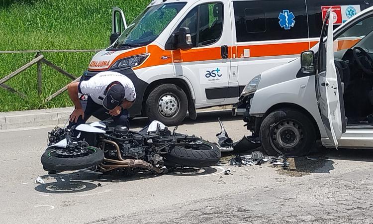 Macerata, incidente tra furgone e moto: grave giovane centauro (FOTO)