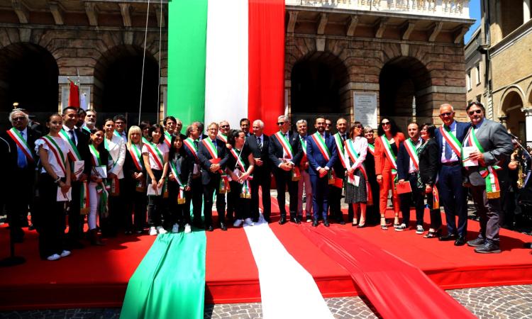 Festa della Repubblica a Macerata: medaglie d'onore alle famiglie di sei deportati nei lager (FOTOGALLERY)