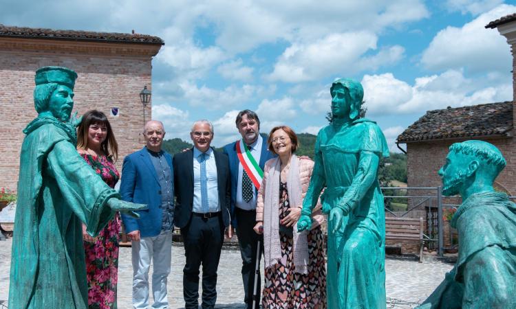 Sarnano, inaugurato il gruppo scultoreo realizzato dall'artista Fabrizio Savi