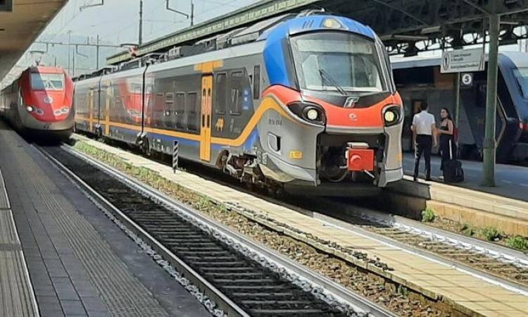 Corre sui binari: treni bloccati per salvare un 43enne