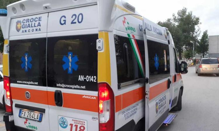 Trovato a terra privo di sensi in un lago di sangue: 25enne gravissimo
