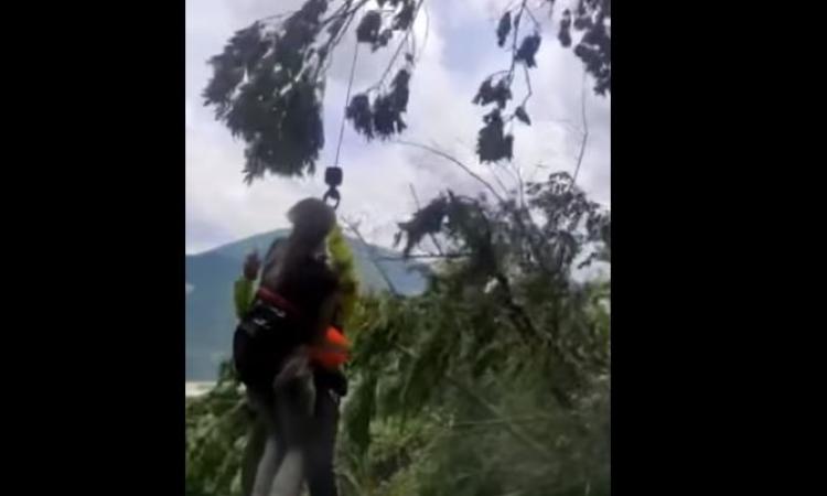 Accusa un malore e scivola da un sentiero di montagna: interviene il Soccorso Alpino
