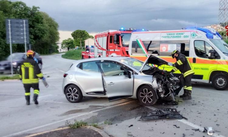 Scontro tra due auto: un conducente estratto dall'abitacolo dai vigili del fuoco