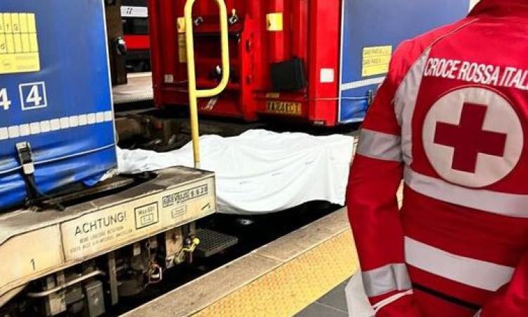 Choc alla stazione: 38enne travolto e ucciso da un treno merci