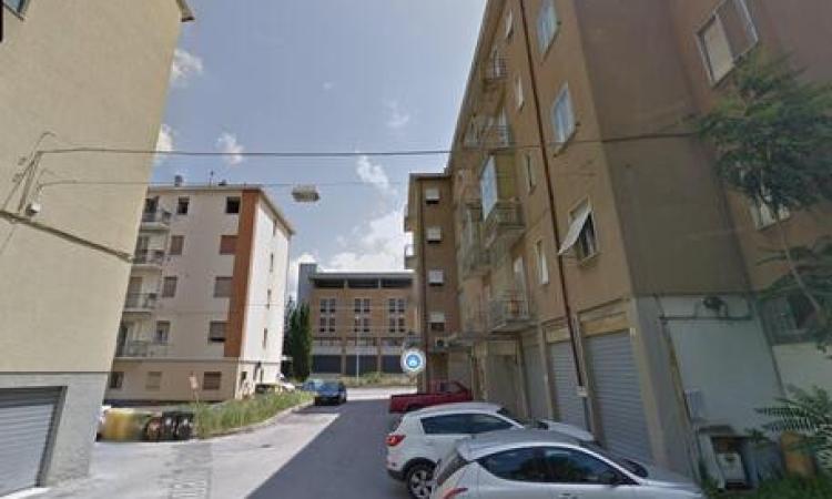 Ucciso nella sua abitazione a Fabriano, la convivente nega ogni addebito