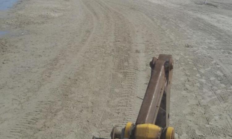 Civitanova, pulizia della spiaggia dopo le mareggiate: il Comune stanzia 280mila euro