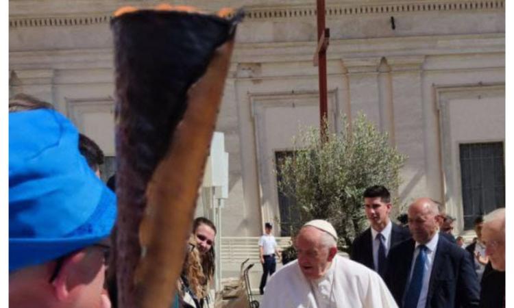 Pellegrinaggio Macerata-Loreto, Papa Francesco benedice la Fiaccola della Pace