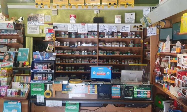 Caschi in testa e pistola in mano, rapinano una tabaccheria: bottino di 1200 euro in contanti e sigarette