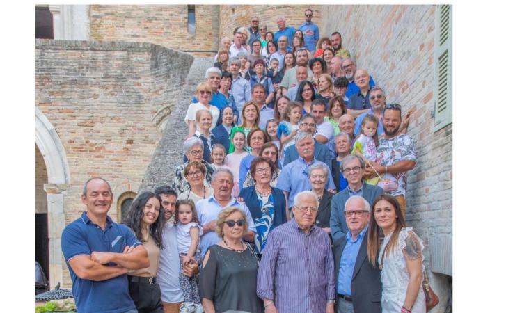 Corridonia, alla ricerca delle proprie origini: la famiglia Tamburrini si riunisce, generazioni a confronto Corridonia, alla ricerca delle proprie origini: la famiglia Tamburrini si riunisce, generazioni a confronto