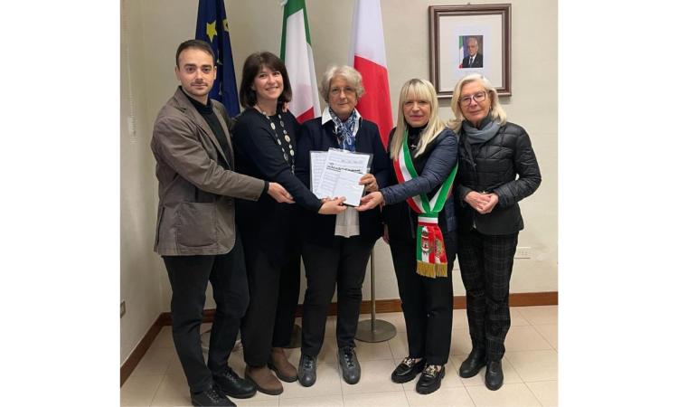 San Severino, donata al sindaco una raccolta di Valentino Puccitelli San Severino, donata al sindaco una raccolta di Valentino Puccitelli