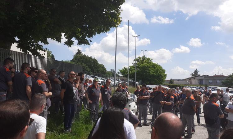 Tolentino, sciopero dei lavoratori della Poltrona Frau: "Dipendente licenziato in modo anomalo" Tolentino, sciopero dei lavoratori della Poltrona Frau: "Dipendente licenziato in modo anomalo"