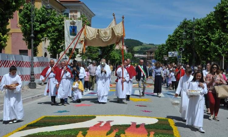 Caldarola, l'infiorata del Corpus Domini dà il via all'estate: i fiori invadono le vie della città