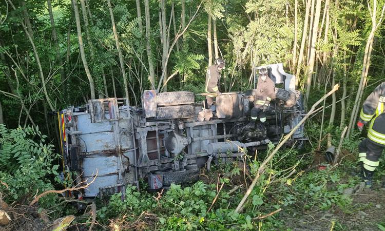 Camporotondo, camion del Cosmari finisce in una scarpata: conducente all'ospedale
