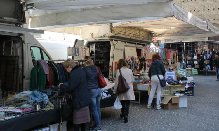 Macerata, passa la Mille Miglia: annullato il mercato del mercoledì
