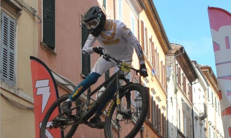 Lo spettacolo del downhill in centro storico: un successo la "Cingoli Urban Race", ecco i vincitori Lo spettacolo del downhill in centro storico: un successo la "Cingoli Urban Race", ecco i vincitori