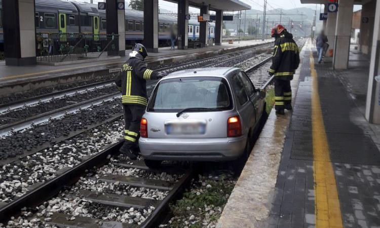 Auto sfonda l'ingresso della stazione e finisce la sua corsa sui binari: due donne al Pronto Soccorso