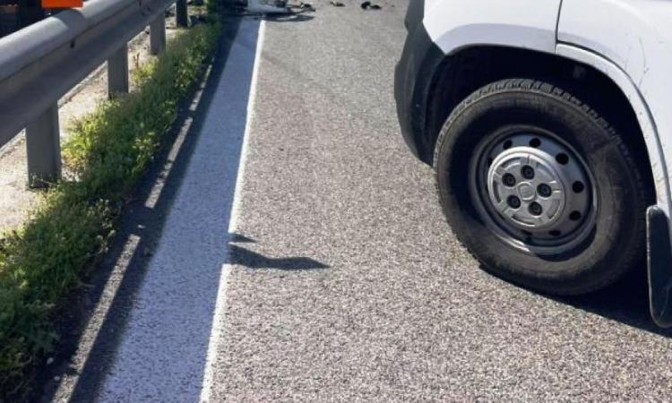 Civitanova, furgone si ribalta lungo l'A14 e perde carburante: il traffico va in tilt