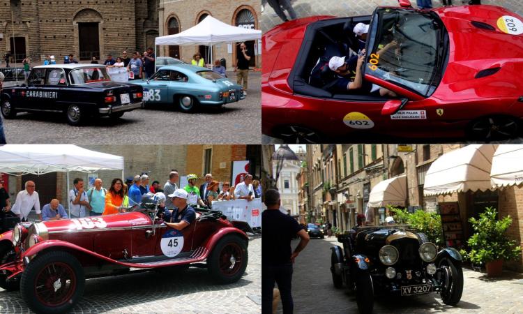 La 1000 Miglia sfila a Macerata: rombano i motori in piazza della Libertà (FOTO E VIDEO)