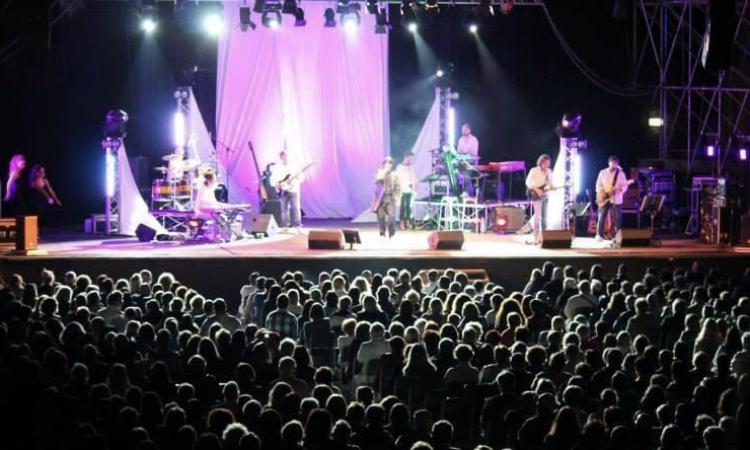 Porto Recanati, all'Arena Gigli il tributo a Renato Zero: serata tra musica e solidarietà