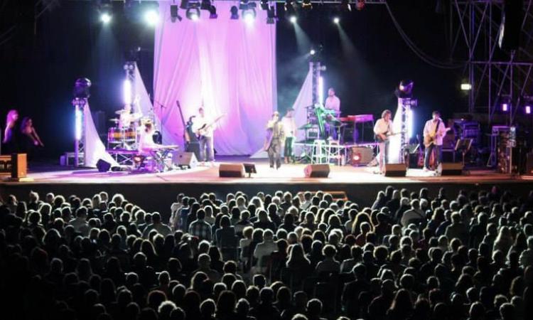 Porto Recanati, all'Arena Gigli il tributo a Renato Zero: serata tra musica e solidarietà Porto Recanati, all'Arena Gigli il tributo a Renato Zero: serata tra musica e solidarietà