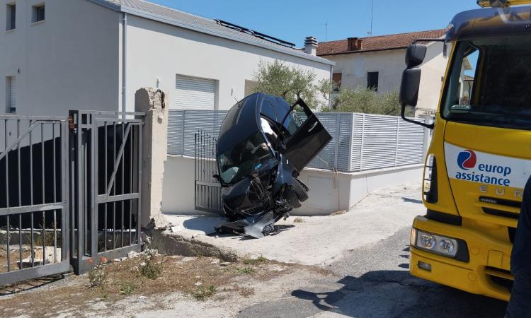 Civitanova, auto si schianta contro un cancello e rimane in bilico: donna a Torrette