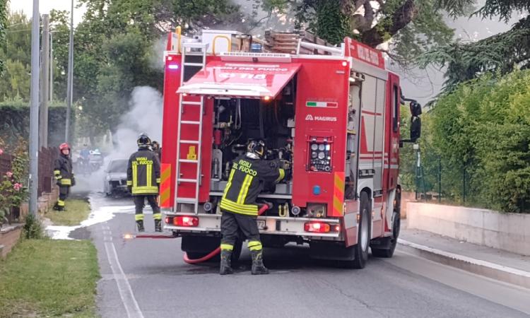 Macerata, si ferma con l'auto e la vettura prende fuoco. Illeso il conducente