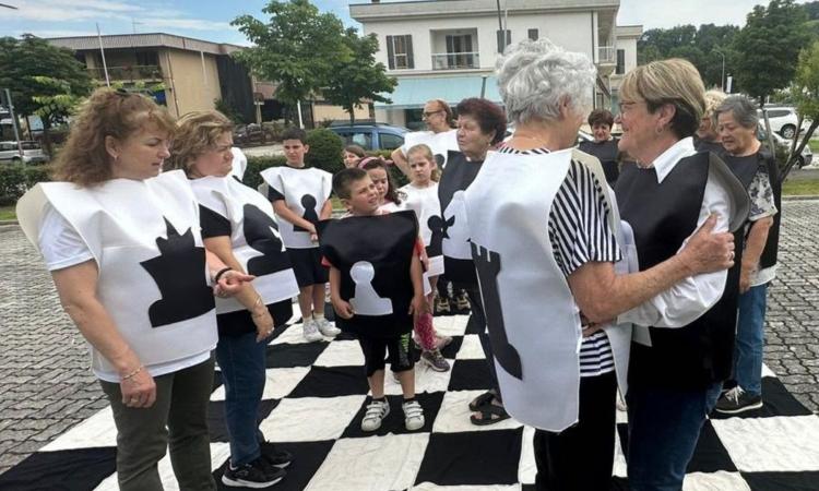 San Severino, a scacchi si gioca con pedine...umane: l'evento in piazza del Popolo San Severino, a scacchi si gioca con pedine...umane: l'evento in piazza del Popolo