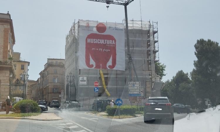 Macerata, l'effetto "hot" del manifesto di Musicultura in piazza Annessione impazza sui social