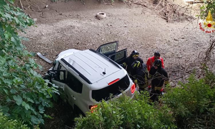 Con l'auto finisce nella scarpata: volo di 10 metri termina in un canale Con l'auto finisce nella scarpata: volo di 10 metri termina in un canale