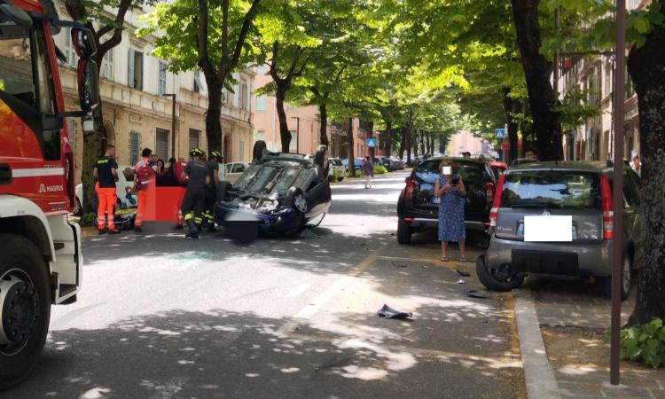 Macerata, centra le auto in sosta e si ribalta: una donna al Pronto soccorso