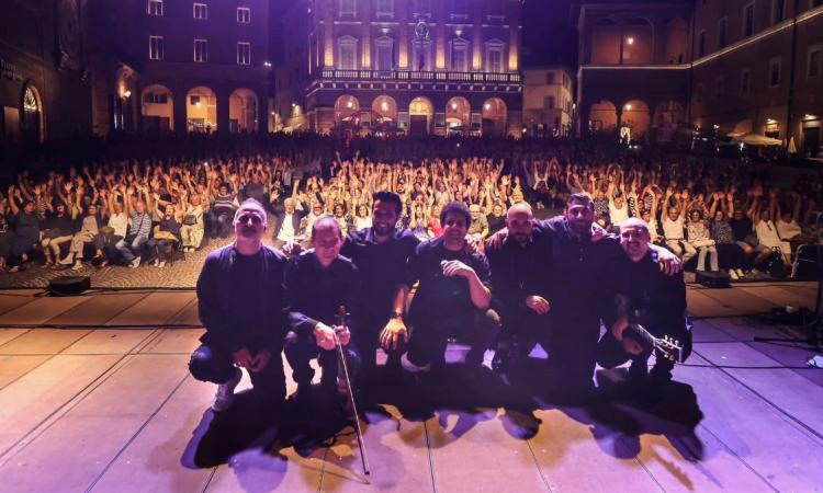 Macerata, forti "Emozioni" in piazza per la Controra: pioggia di applausi per il tributo di Carroccia a Battisti