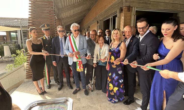 Macerata, una piscina che affaccia sul "Mediterraneo": taglio del nastro per il nuovo ristorante