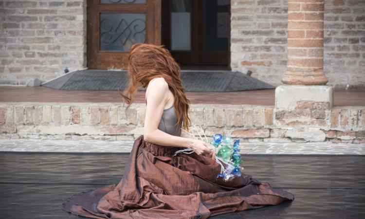 Sarnano torna palcoscenico a cielo aperto: danza e teatro tra le vie del borgo Sarnano torna palcoscenico a cielo aperto: danza e teatro tra le vie del borgo