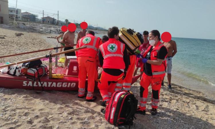 Civitanova, padre rischia di annegare con il figlio in braccio: salvati da bagnino 17enne