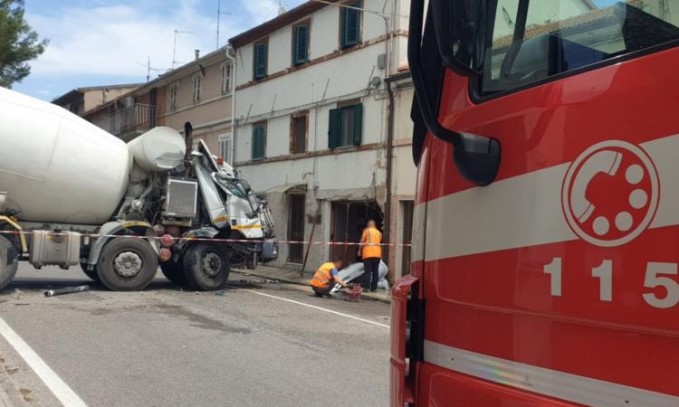 Autobetoniera sfiora un asilo e poi si schianta contro una casa: grave il conducente