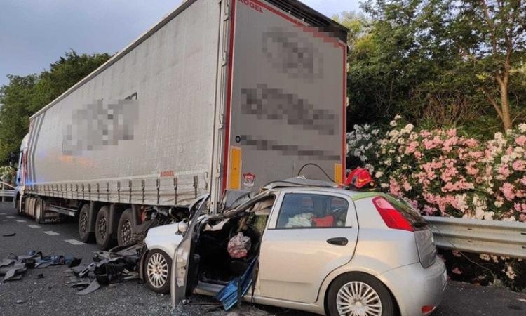 Tragico incidente lungo l'A14, auto contro camion: morte due donne, un uomo in gravi condizioni