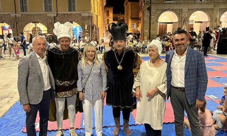 San Severino, partita di scacchi viventi: in piazza Del Popolo si celebra il solstizio d'estate San Severino, partita di scacchi viventi: in piazza Del Popolo si celebra il solstizio d'estate