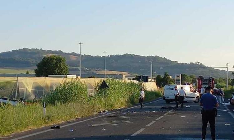 Non si ferma all'alt dei carabinieri e si schianta contro un'altra auto: morti una 32enne e un 27enne Non si ferma all'alt dei carabinieri e si schianta contro un'altra auto: morti una 32enne e un 27enne
