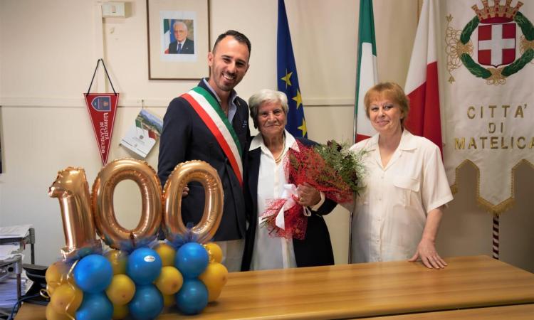 Matelica, festa grande in Comune per i 100 anni di Ida Montanari (FOTO)